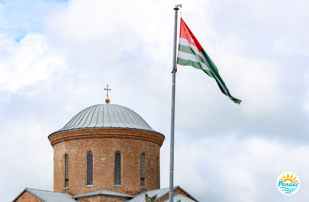 Абхазия_церковь флаг.jpg